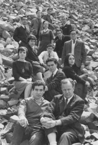 Elenco de Los Invasores. Fotografía de René Combeau (1963). Archivo de la Escena Teatral de la Escuela de Teatro UC