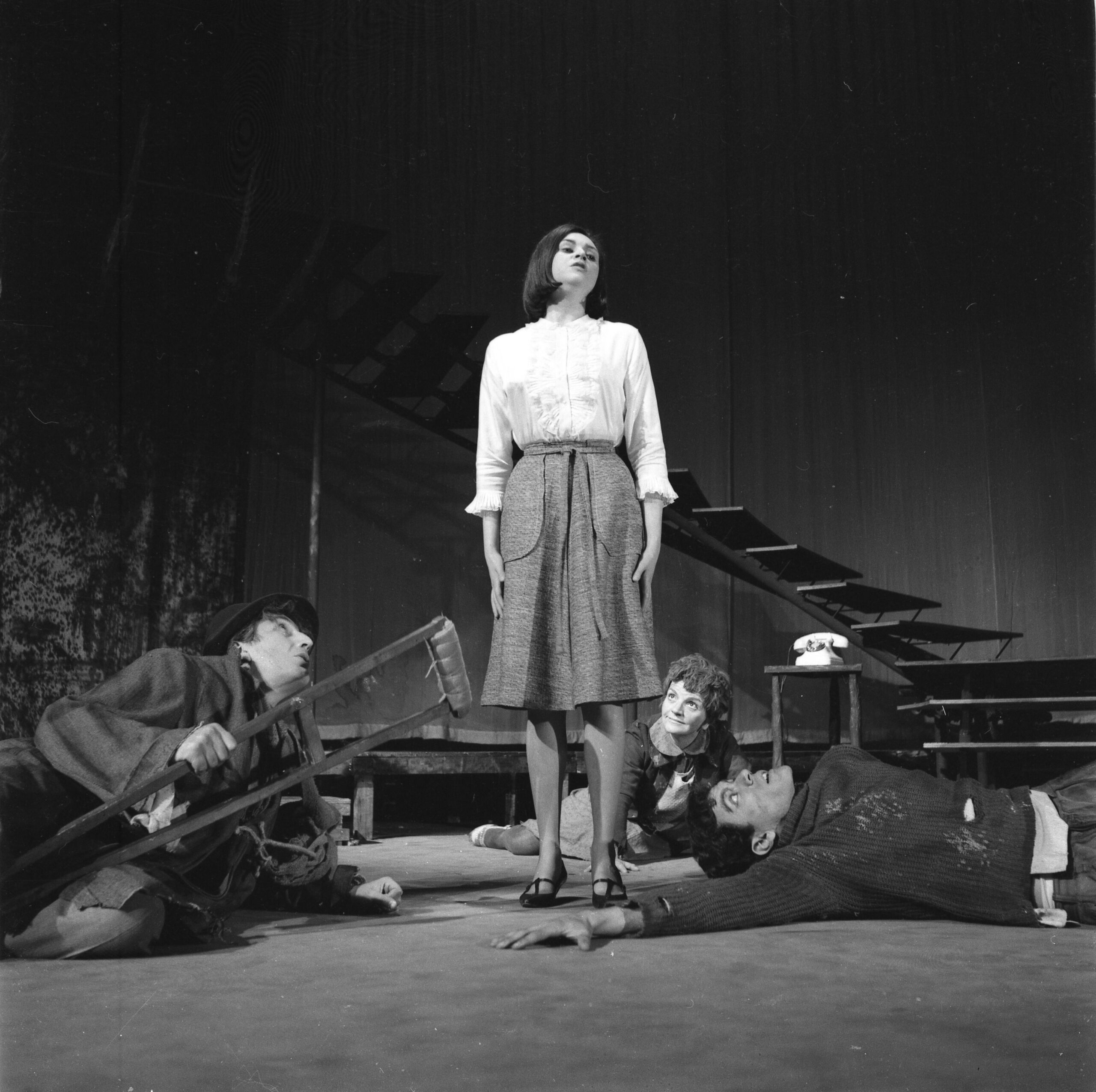 Los Invasores. Fotografía de René Combeau (1963). Archivo de la Escena Teatral de la Escuela de Teatro UC